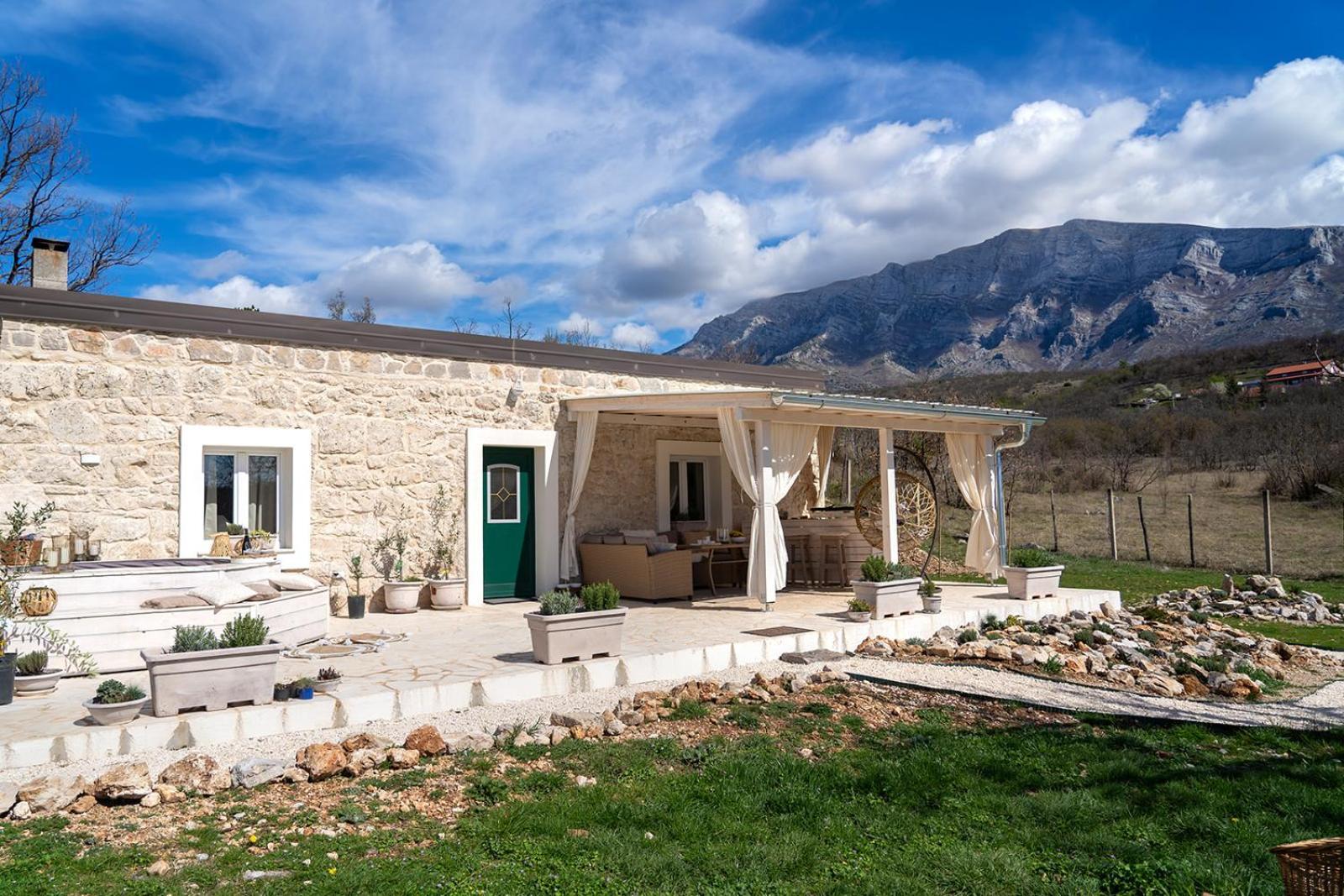 Stone House With Jacuzzi 